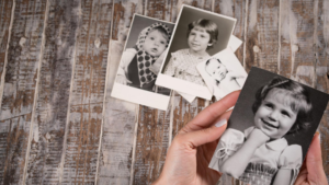 Photos d'enfance anciennes représentant les souvenirs et la mémoire émotionnelle explorés en hypnose de régression en âge